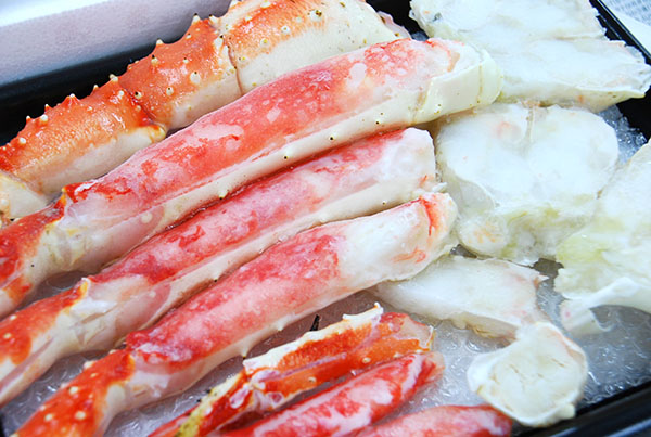 届いたタラバガニを箱から出して中を見た写真